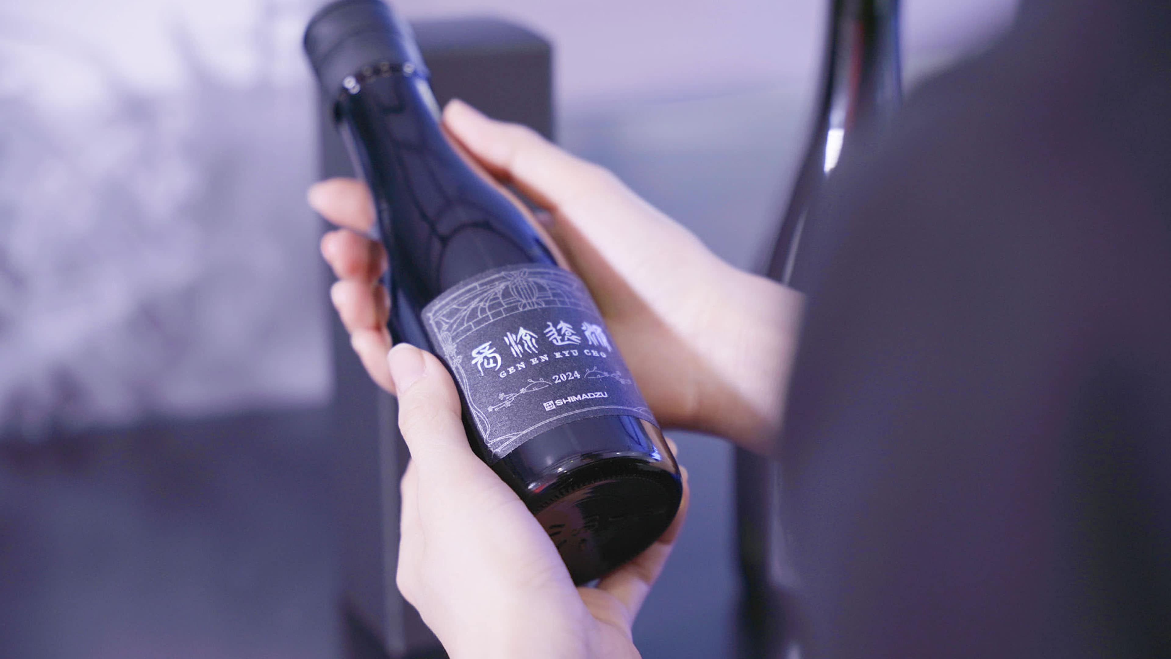 未来研究2：４人でプロトタイプを囲んで検討している