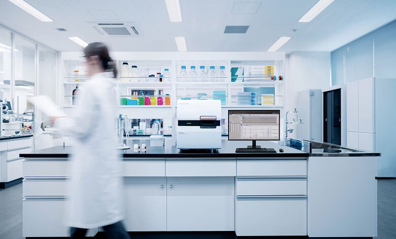 MultiNA II が研究室の机に置かれている。