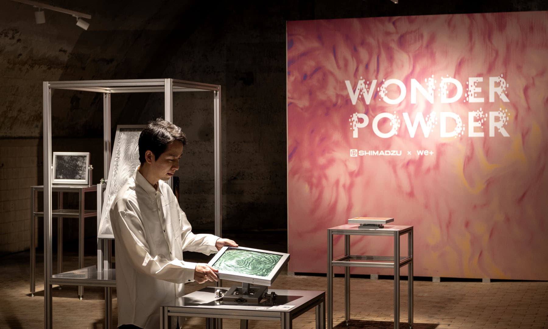 WONDER POWDER -ミラノデザインウイーク-：人が手で水槽を回している