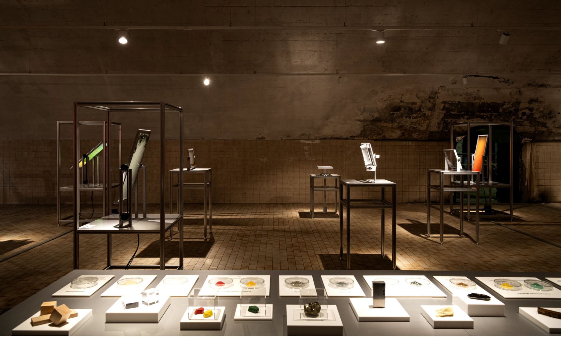 WONDER POWDER -ミラノデザインウイーク-：展示什器やテーブルに乗った粉末