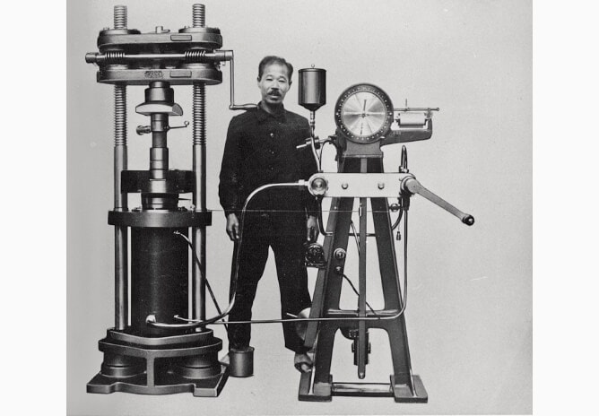 材料試験機の製造を開始