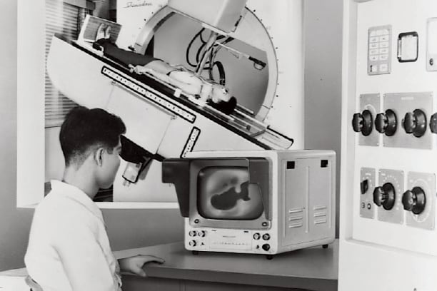 世界初の遠隔操作式X線TV装置を開発