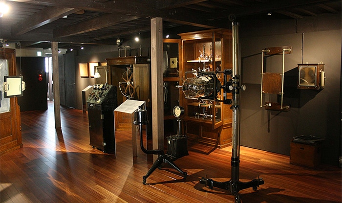 「島津製作所 創業記念資料館」に展示している初期の医療用X線装置「ダイアナ号」