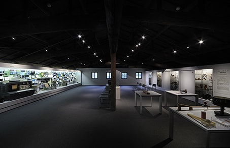 「島津製作所 創業記念資料館」2階展示室と実験コーナー