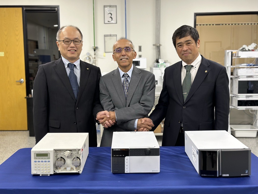 左からSSI社長 前田愛明、Zef社創業者兼社長Dr. Z. El Fallah氏、 島津製作所分析計測事業部長 冨田眞巳