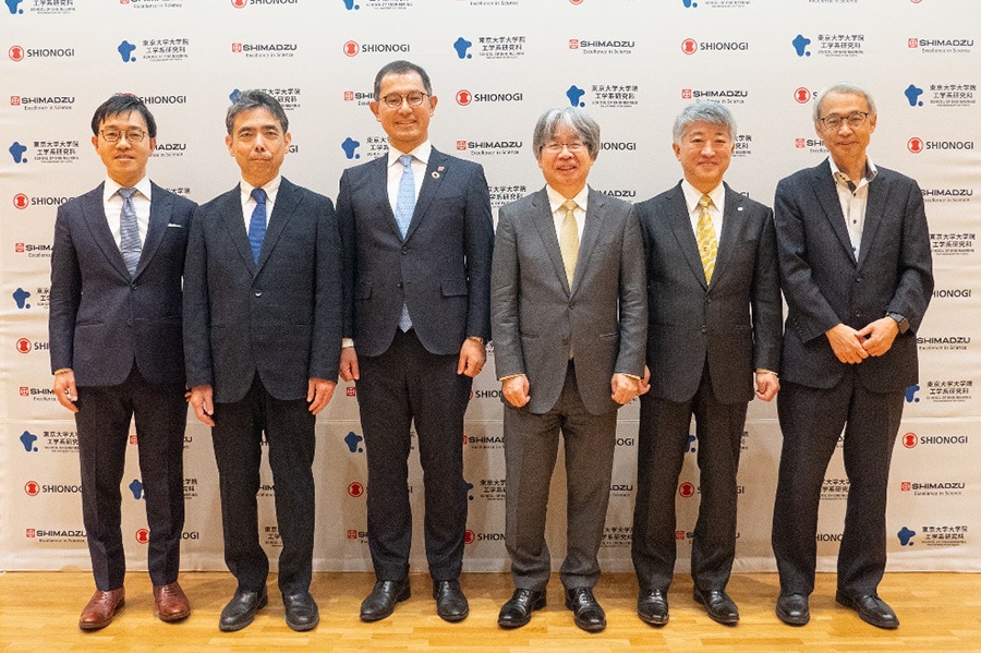 【写真】発表会での登壇者 左から北島特任教授、片山教授、小林イノベーションフェロー、 加藤工学系研究科長、当社常務執行役員の的場、滝沢センター長