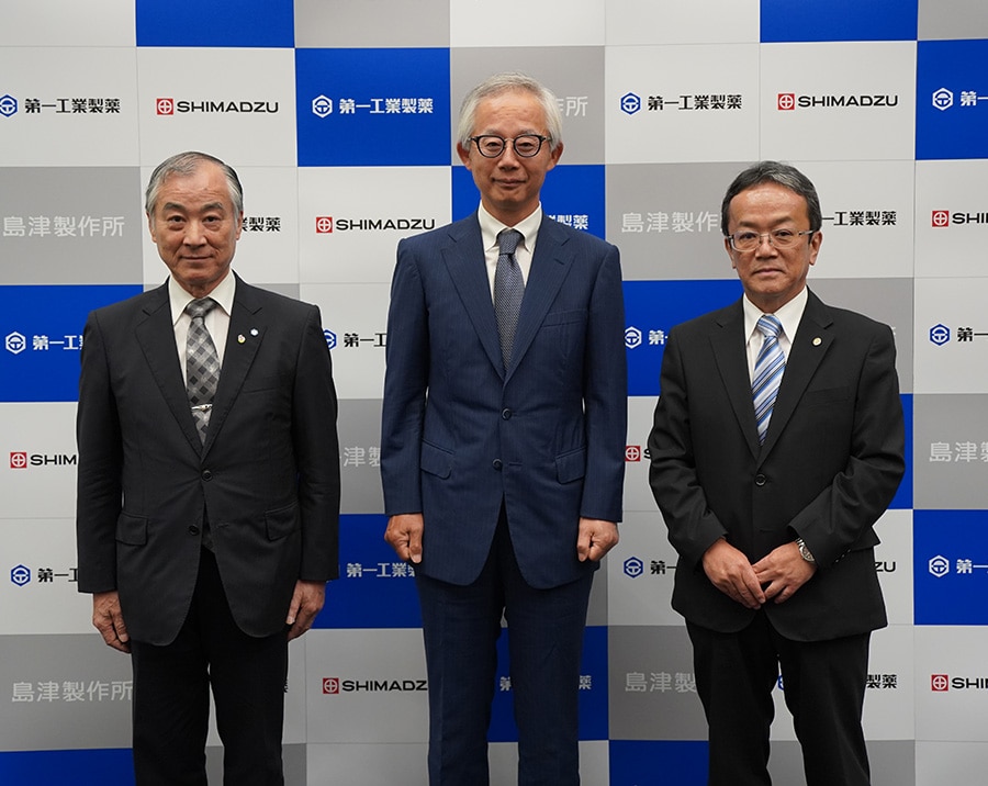 左から、第一工業製薬 代表取締役会長 坂本隆司、学校法人順天堂大学 大学院医学研究科 泌尿器外科学 教授 堀江重郎、島津製作所 代表取締役会長 上田輝久