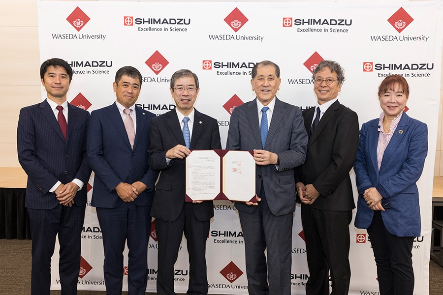 左から島津製作所ライフサイエンス事業統括部長 小倉泰郎、同常務執行役員・分析計測事業部長 冨田眞巳、同常務執行役員・CTO 糸井弘人、早稲田大学総長 田中愛治、同カーボンニュートラル社会研究教育センター所長・理工学術院教授 林泰弘、同カーボンニュートラル社会研究教育センター副所長・理工学術院教授 竹山春子