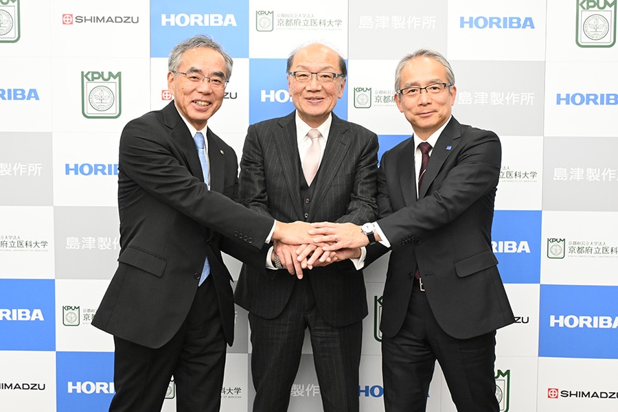 島津製作所代表取締役社長 山本靖則（左）、京都府立医科大学学長 夜久均（中央）、同じくK-MICSに参画した堀場製作所代表取締役社長 足立正之（右）