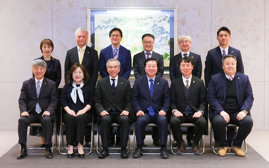 両者の関係者（前列左から3人目が島津製作所代表取締役社長　山本靖則、 同4人目が忠南大学校　総長　Dr.Jeong-Kyoum KIM）