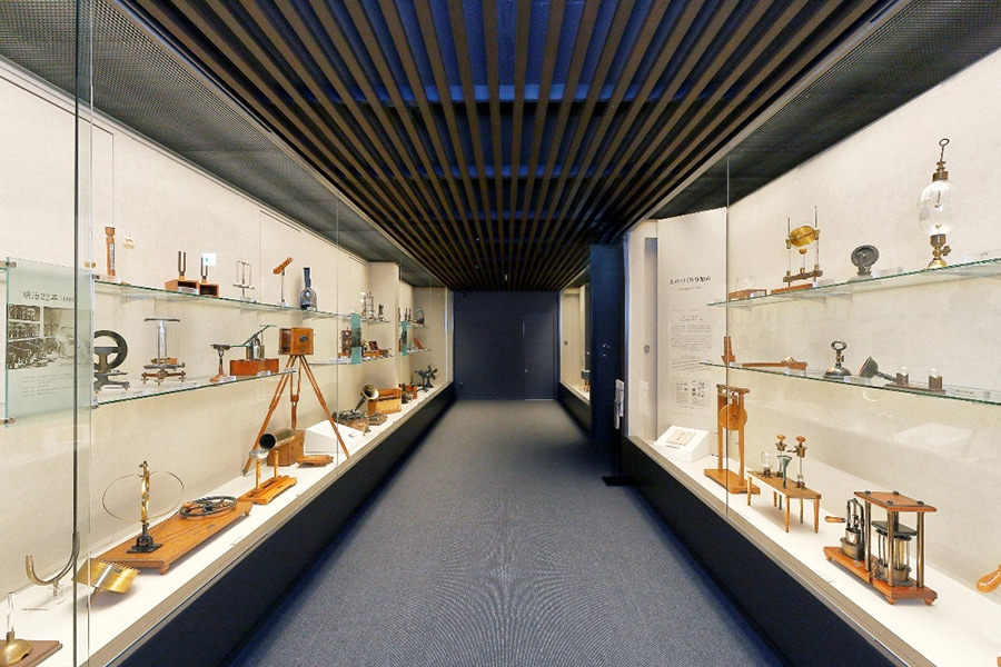写真：教育用理化学器械の展示室