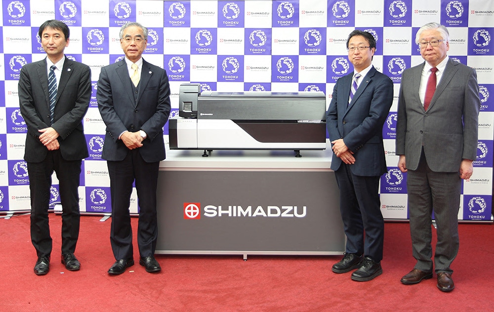 左から、島津製作所 分析計測事業部  Solutions COE  ヘルスケアソリューションユニット 山口 亮、代表取締役社長 山本 靖則、 東北大学 理事（産学連携担当）遠山 毅、大学院医学系研究科　教授　赤池 孝章