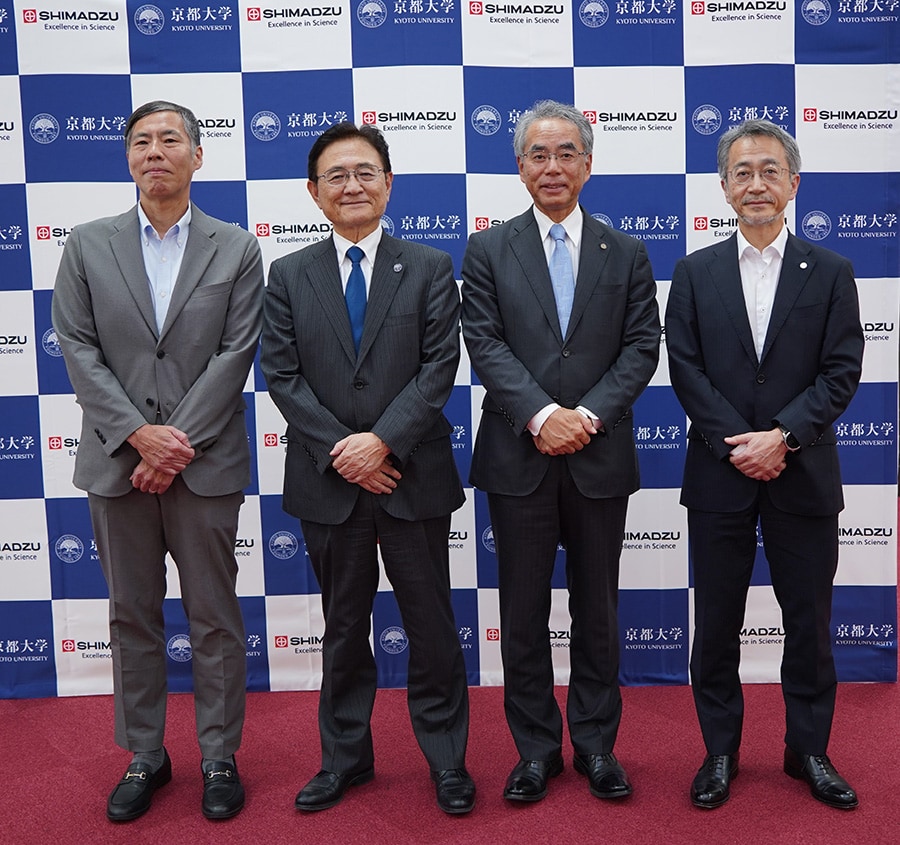 左から、京都大学副理事（社会連携・イノベーション推進担当）・成長戦略本部長 室田浩司、京都大学総長 湊長博、島津製作所 代表取締役社長 山本靖則、島津製作所 常務執行役員 CTO 西本尚弘