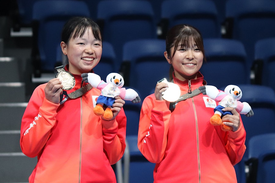 ダブルス金メダル 右が菰方里菜選手、左が鈴木梨子選手（NTT都市開発）