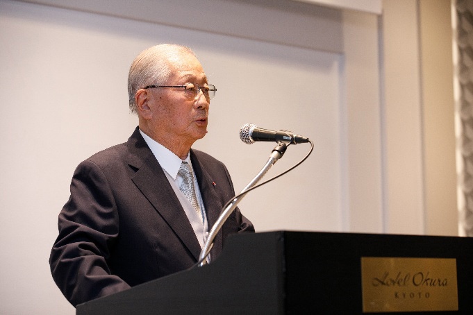 写真:登壇する服部重彦