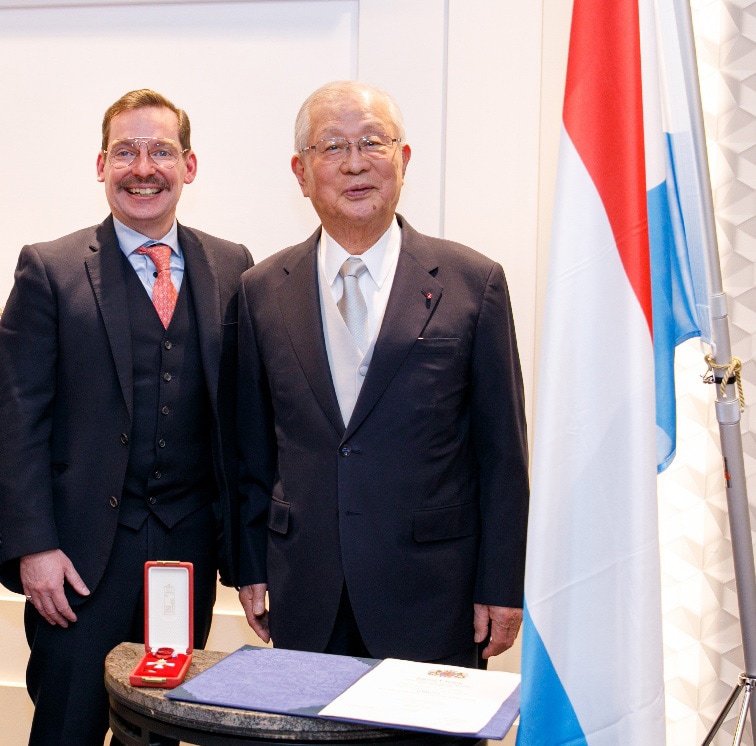 写真:服部と駐日ルクセンブルク大公国大使 ミシェル•レーシュ氏(左)