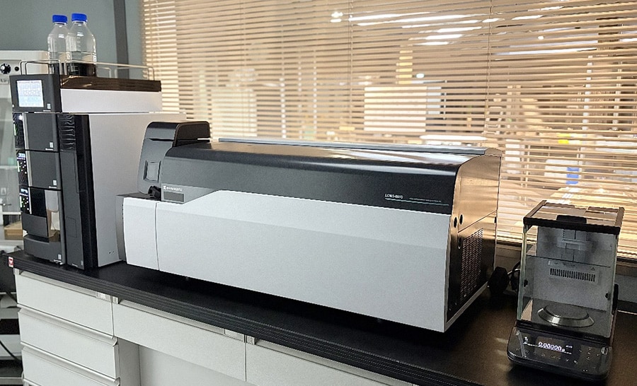写真：スタジオに設置した高速液体クロマトグラフ質量分析計「LCMS-8050RX」と分析天びん「AP225W-AD」