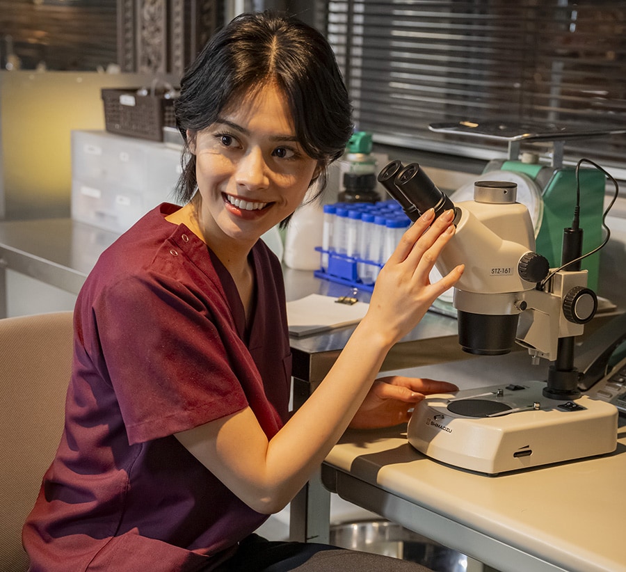 写真：実体顕微鏡「STZ-161-TLED」と法医学者・松原涼音役の安斉星来さん