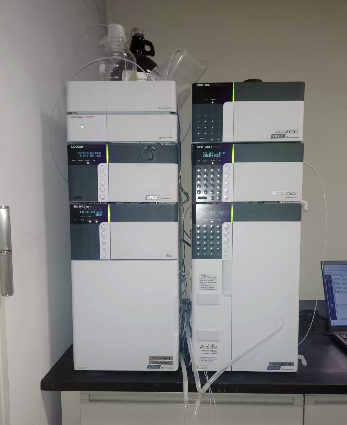 龍谷大学に設置した液体クロマトグラフ
