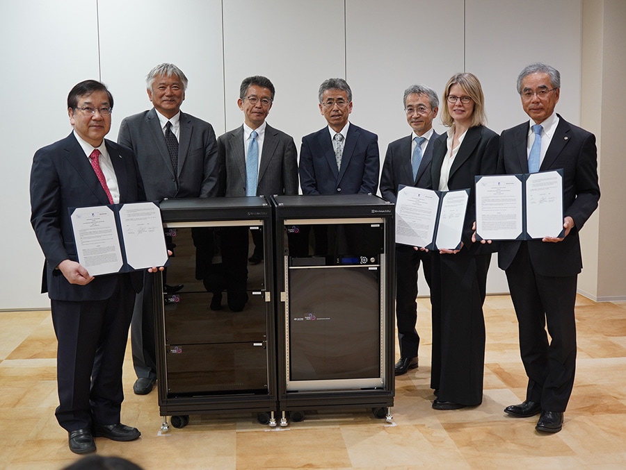 左から、理化学研究所 五神真 理事長、光量子工学研究センター 田中耕一郎 センター長、 光量子工学研究センター 香取秀俊 チームディレクター （東京大学 大学院工学系研究科 物理工学専攻 教授）、産業技術総合研究所 上席執行役員、計量標準総合センター 臼田孝 総合センター長（国際度量衡委員会 幹事）、島津製作所 西本尚弘 常務執行役員 CTO、国際度量衡局 Dr. Annette Koo局長、 ​島津製作所 山本靖則 代表取締役社長