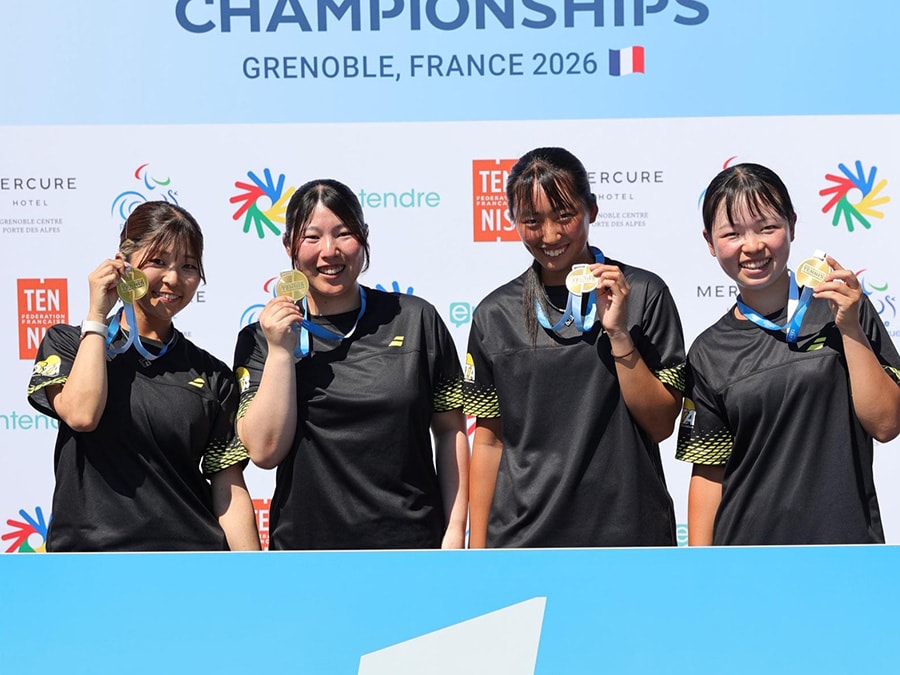 左から菰方里菜選手、宮川百合亜選手(リジョイスカンパニー)、太尾霞選手(REC Waseda Club Tennis Academy)、鈴木梨子選手(NTT都市開発)