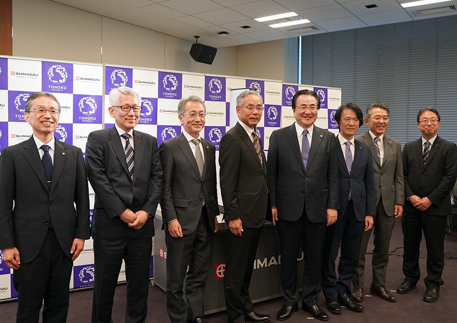 左から、東北大学 金子俊郎 異分野融合計測イノベーションセンター長、島津製作所 田中耕一 エグゼクティブ・リサーチ フェロ―、西本尚弘 常務執行役員 CTO、山本靖則 代表取締役社長、東北大学 冨永悌二 総長、青木孝文 理事・副学長(企画戦略総括)・プロボスト・CDO、張替秀郎 理事・副学長(広報・未来型医療・医学/医療共創)、遠山毅 理事(産学連携)