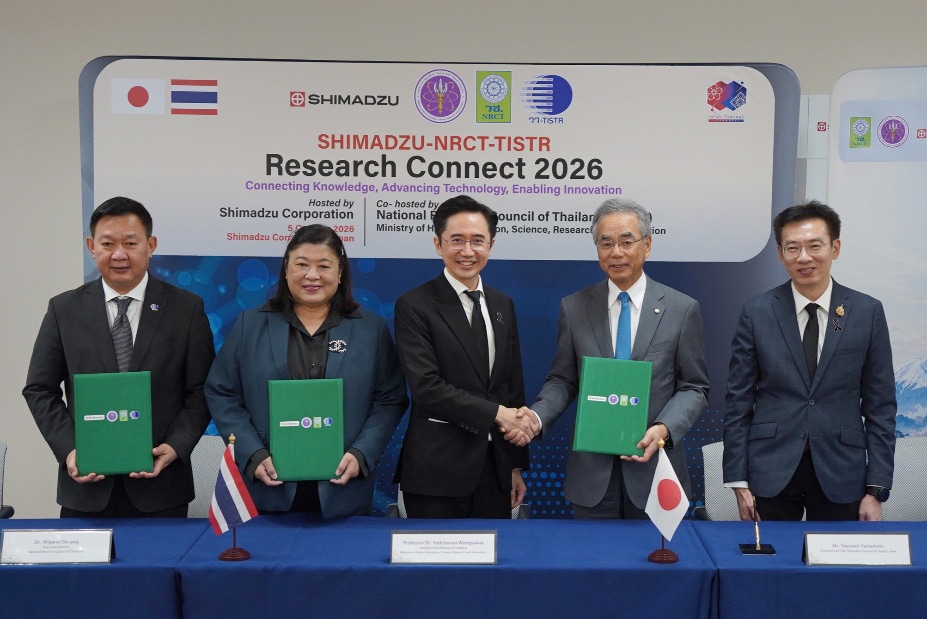 左から、タイ科学技術研究所 所長 Dr. Weerachai Arjharn、タイ国家研究評議会 事務局長 Dr. Wiparat De-ong、タイ王国副首相 兼 タイ高等教育・科学・研究・イノベーション大臣 Dr. Yodchanan Wongsawat、島津製作所 代表取締役社長 山本靖則、タイ高等教育・科学・研究・イノベーション省 事務次官 Dr. Supachai Pathumnakul