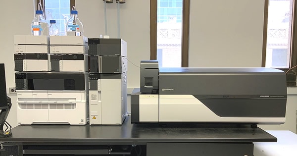 ワシントン大学との共同研究に用いている高速液体クロマトグラフ質量分析計「LCMS-8060」