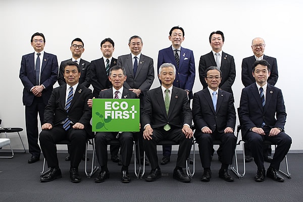 環境省の中井徳太郎事務次官(前列中央)と幹事会社11社の代表者 当社会長の上田輝久は、中井事務次官の右(4月13日の通常総会で)