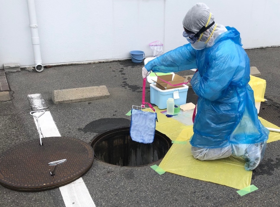 下水PCR検査サンプル採取の様子