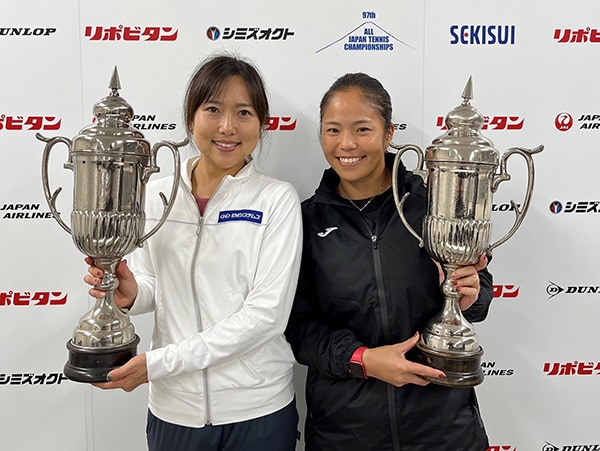 女子ダブルスで優勝した大前綾希子（右）と今西美晴選手（EMシステムズ）