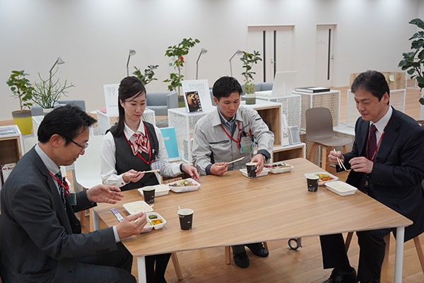 従業員が食べている様子