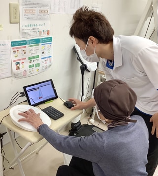 AGEsセンサでの測定の様子