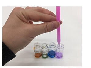 カラムクロマトで色を分けて取り出す