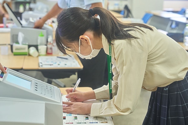 シロップの色の違いを装置で調べる