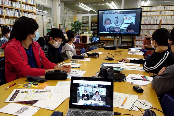 オンラインスクール受講の様子(学校提供写真)
