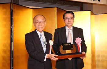 当財団井村裕夫理事長(写真左)より島津賞の賞牌を授与された受賞者の半田宏氏(写真右)
