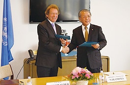 コンラッド・オスターヴァルダー学長(当時)と中本社長(当時)