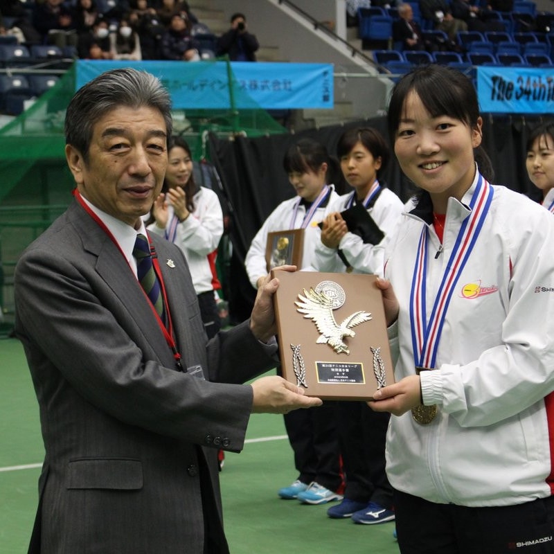 最後の日本リーグで特別賞を受賞した西本恵