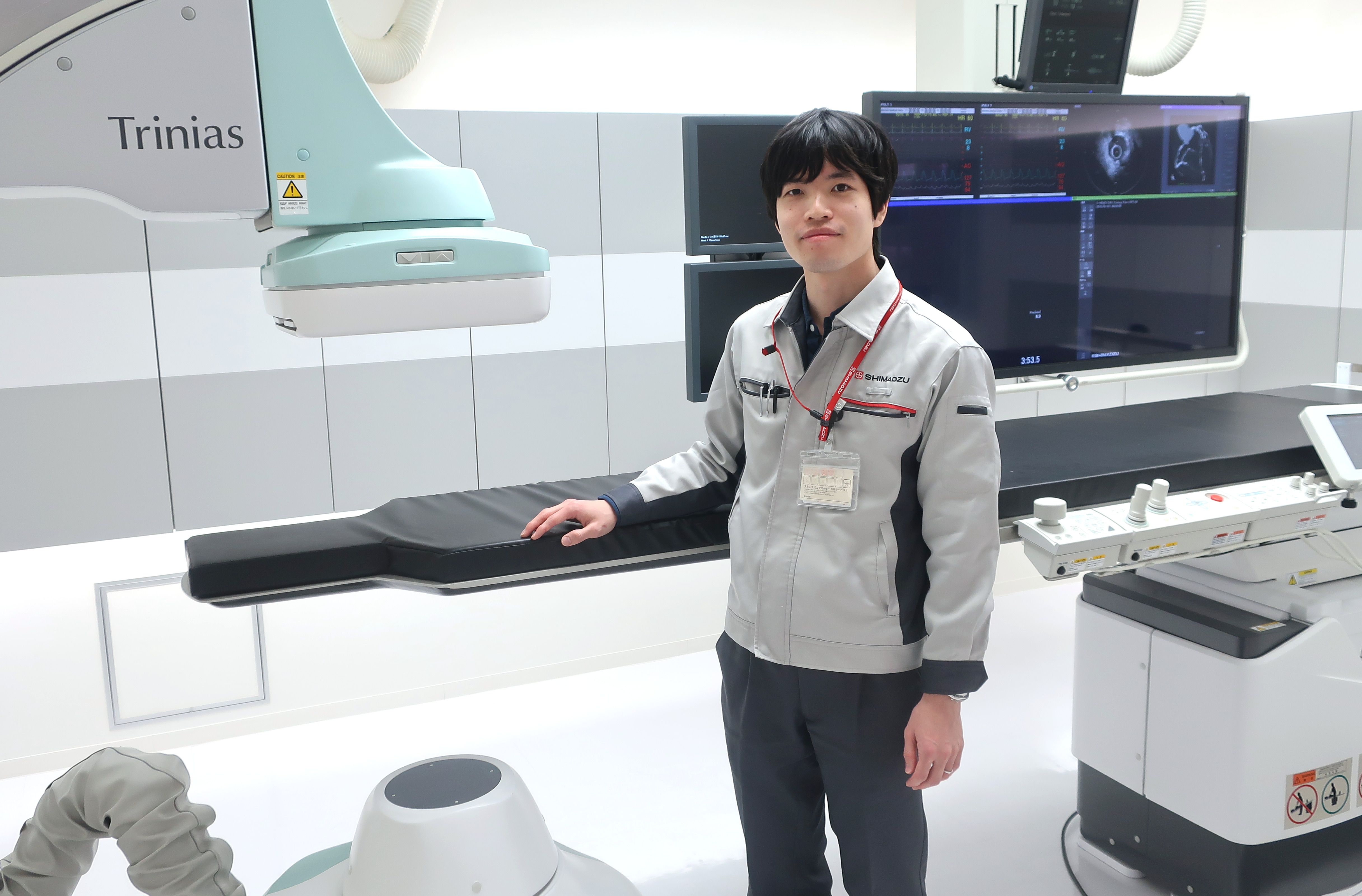 血管撮影システムのソフトウェア開発に関わる島津製作所の若手社員