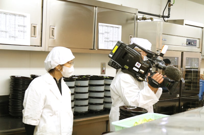 島津製作所の社員食堂の調理場を撮影するNHK「サラメシ」のスタッフ