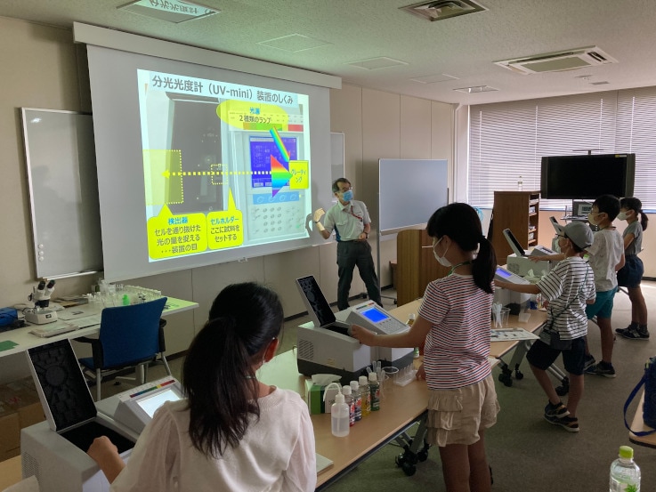 「目指せ未来のサイエンティスト事業」の一貫で実施した「島津ぶんせき体験スクール」