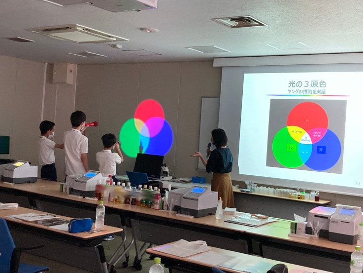 本社で実施した「島津ぶんせき体験スクール」