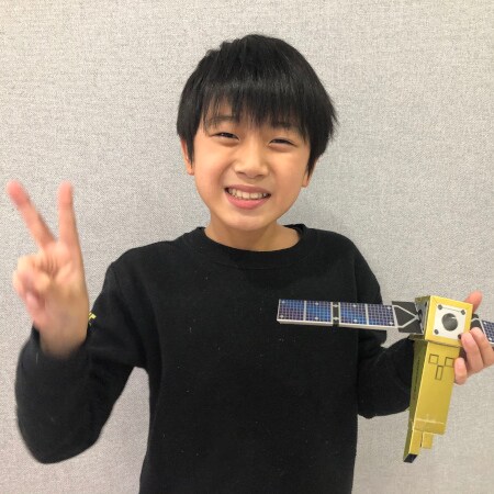惑星分光観測衛星「ひさき」のペーパークラフトを組み立てた小学生