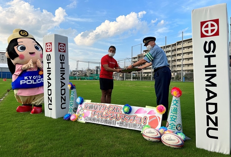 中京警察署長から感謝状を受け取る松坂泰作