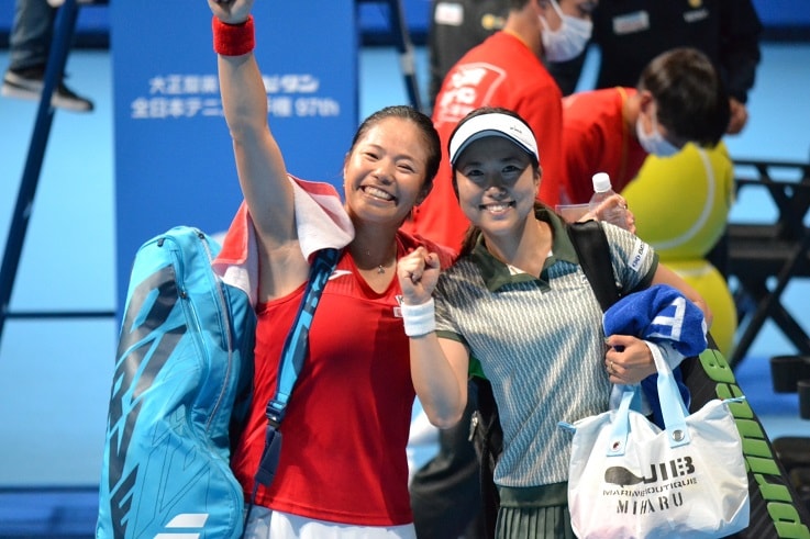 優勝を決め笑顔の大前綾希子と今西選手