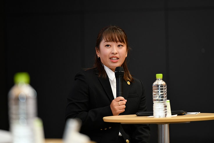 島津製作所に来訪した西郷真央選手