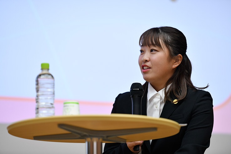島津製作所社員の質問に答える西郷真央選手
