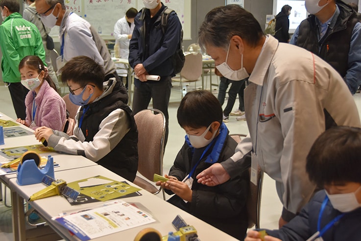 親子連れで賑わう「島津ぶんせき体験スクール」ブース