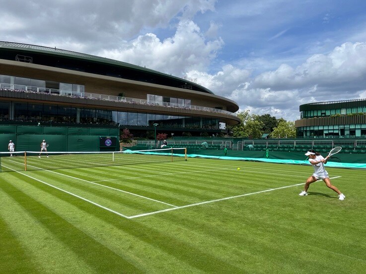 ウィンブルドンの本戦会場で練習する本玉選手